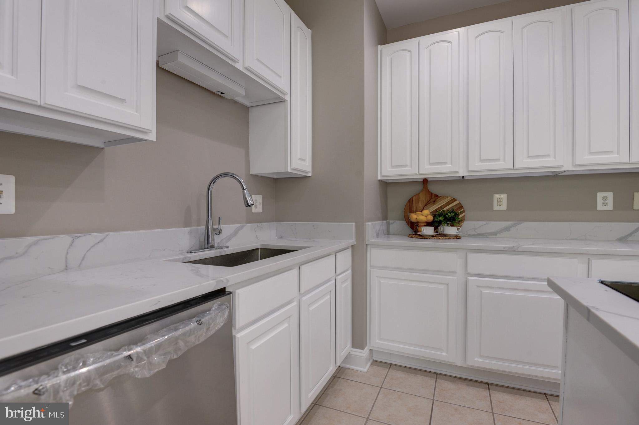 615 Springhouse Square Southeast Leesburg, VA 20175 - Photo 8 of 36 Kitchen with new appliances and counter tops