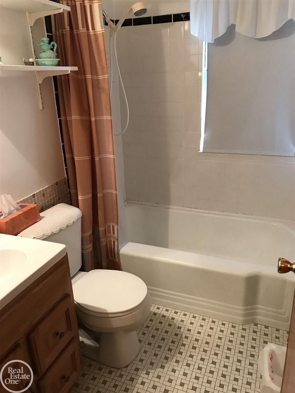 8475 Evergreen Road Detroit, MI 48228 - Photo 4 of 11 31326347-3.JPG