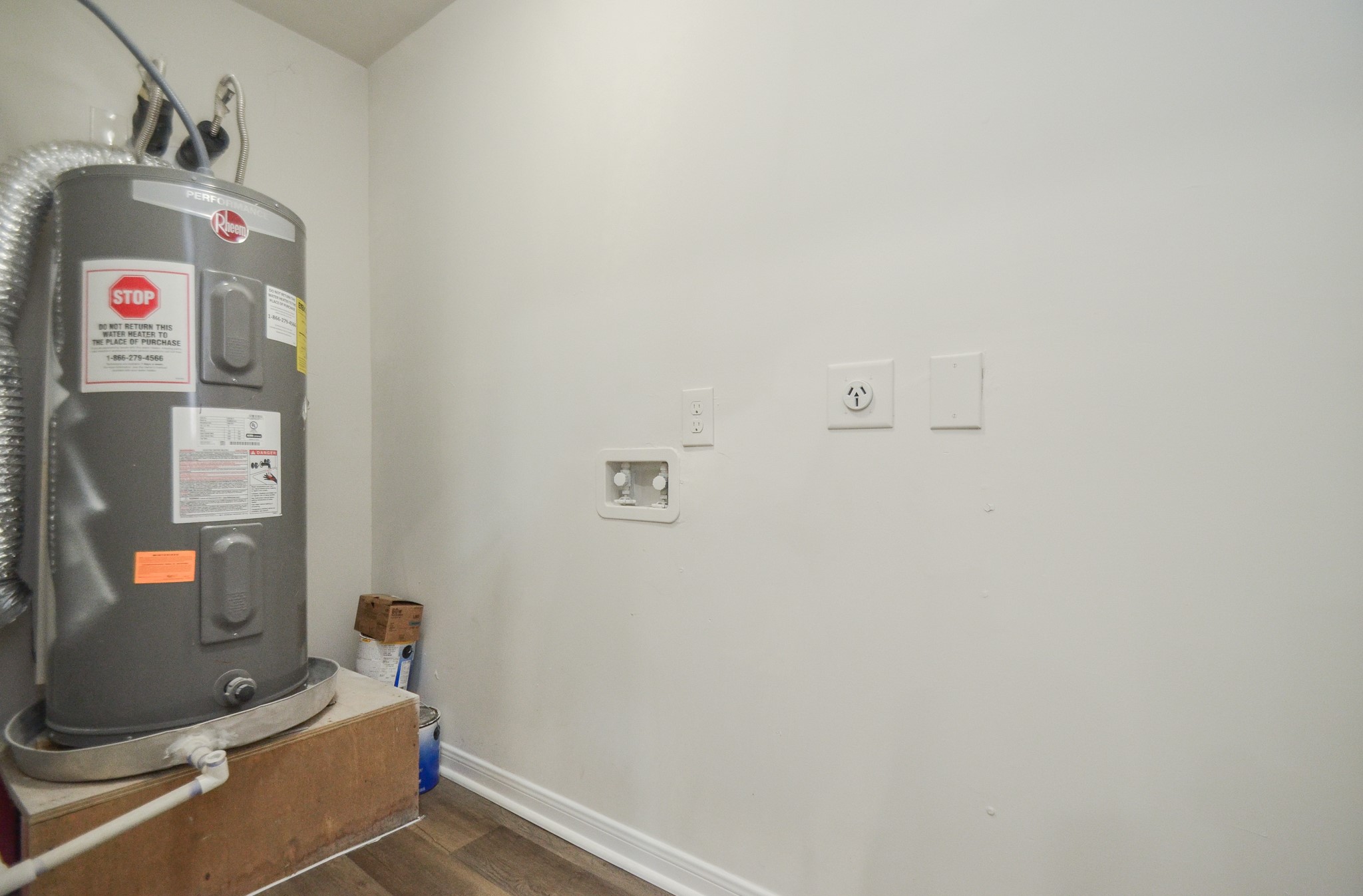 5238 Keystone Street Houston, TX 77021 - Photo 27 of 31 Utility room has washer/dryer connections.