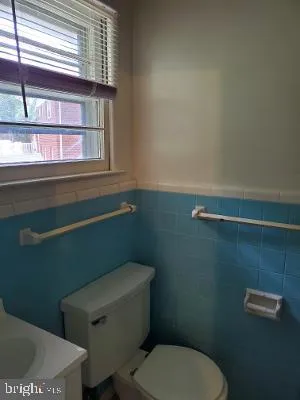 a bathroom with a toilet