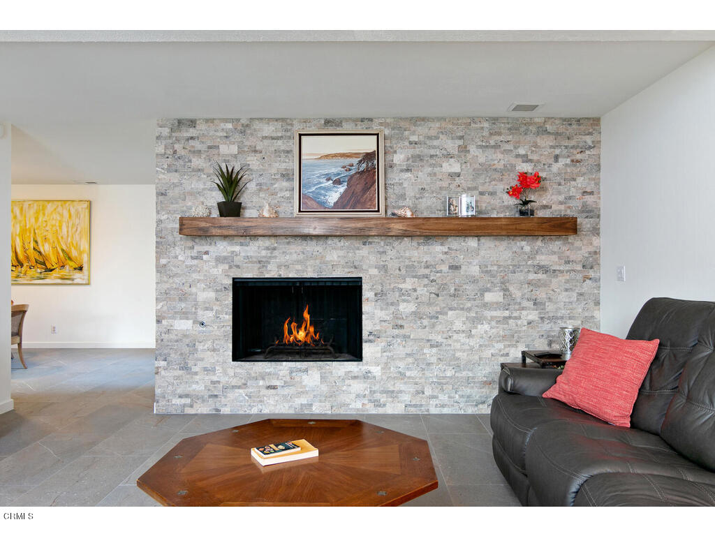 5302 Outrigger Way Oxnard, CA 93035 - Photo 7 of 36 Living Room