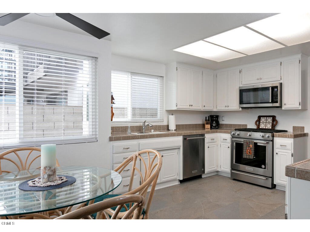5302 Outrigger Way Oxnard, CA 93035 - Photo 10 of 36 Kitchen