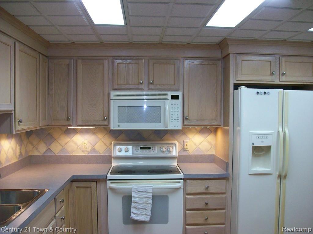 969 GreenView Court, Unit 38 Rochester, MI 48307 - Photo 12 of 37 12-100_1806.jpg