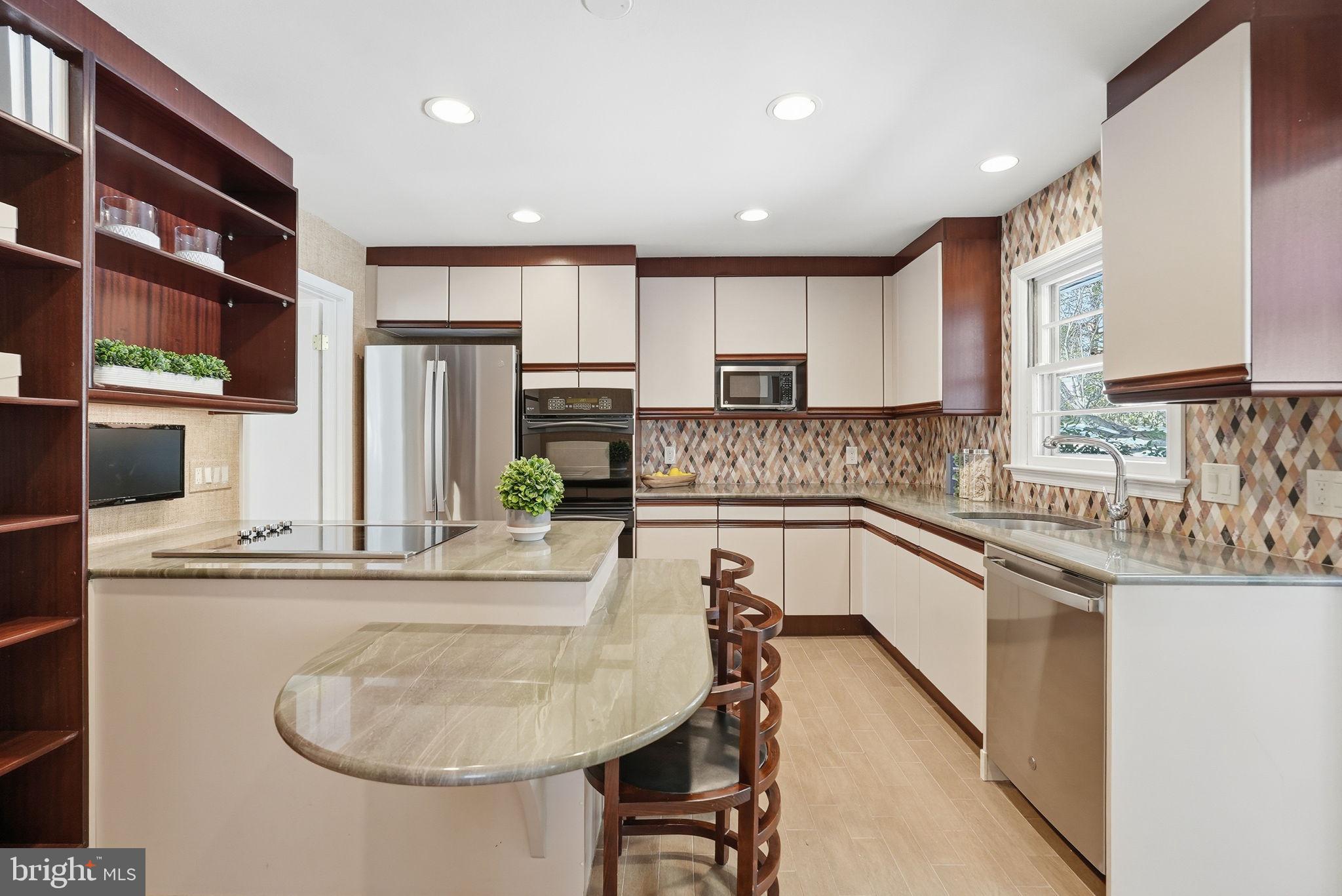 7511 Shadywood Road Bethesda, MD 20817 - Photo 14 of 29 w/ Custom Island Ample Cabinetry