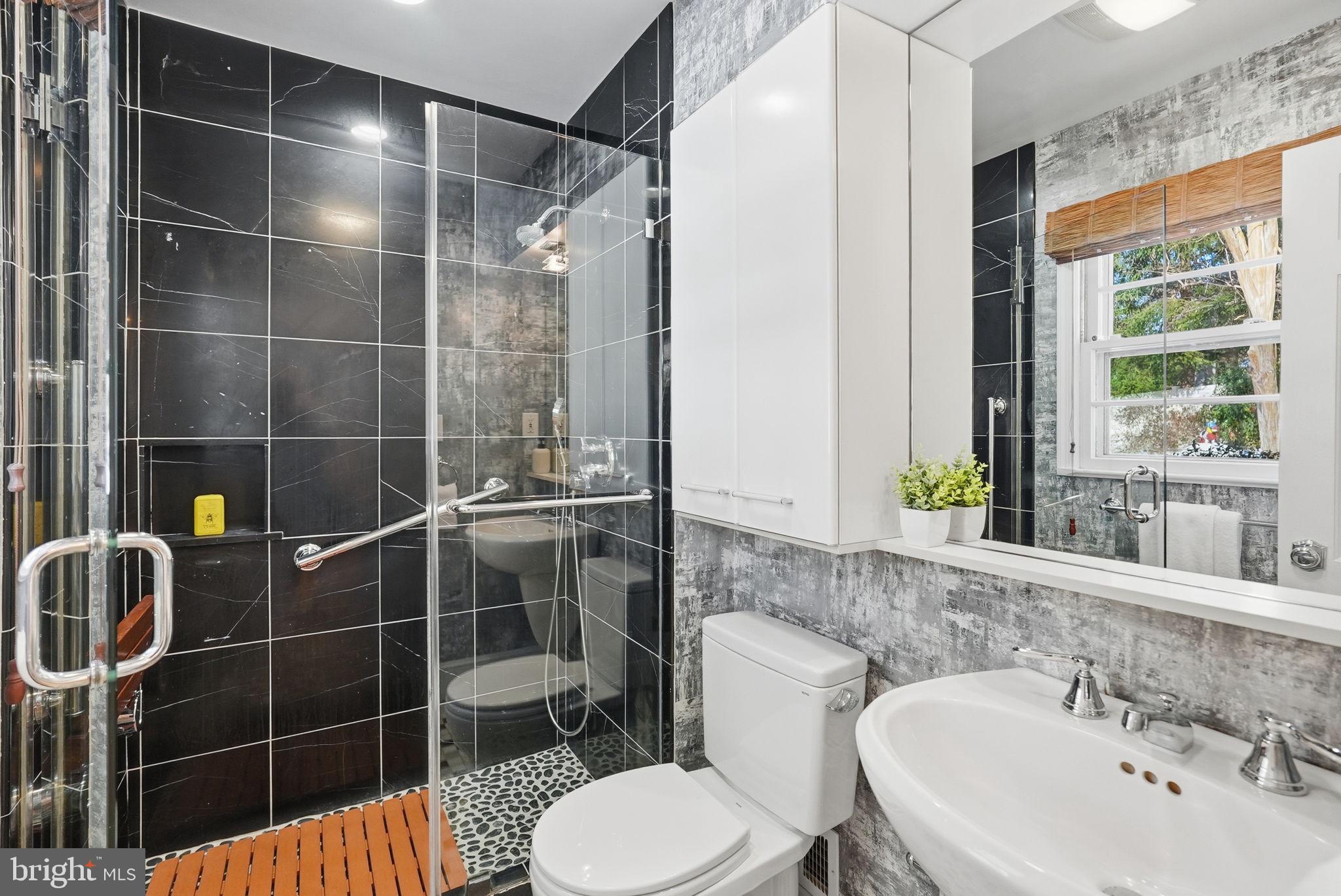 7511 Shadywood Road Bethesda, MD 20817 - Photo 17 of 29 Ensuite Bathroom