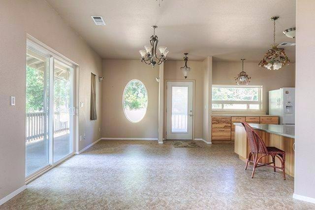 6555 Hugo Road Grants Pass, OR 97526 - Photo 7 of 31 Dining area.