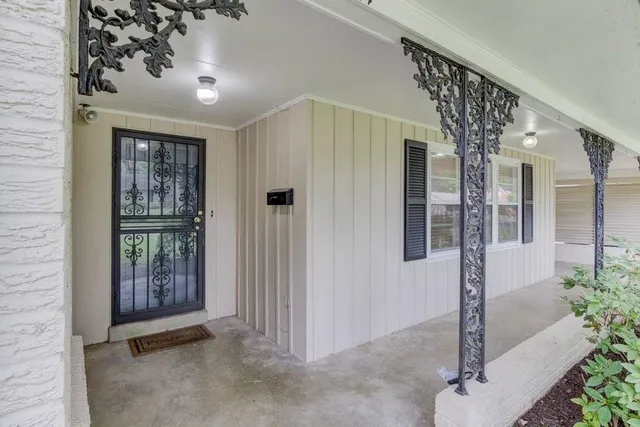 a view of entryway with front door