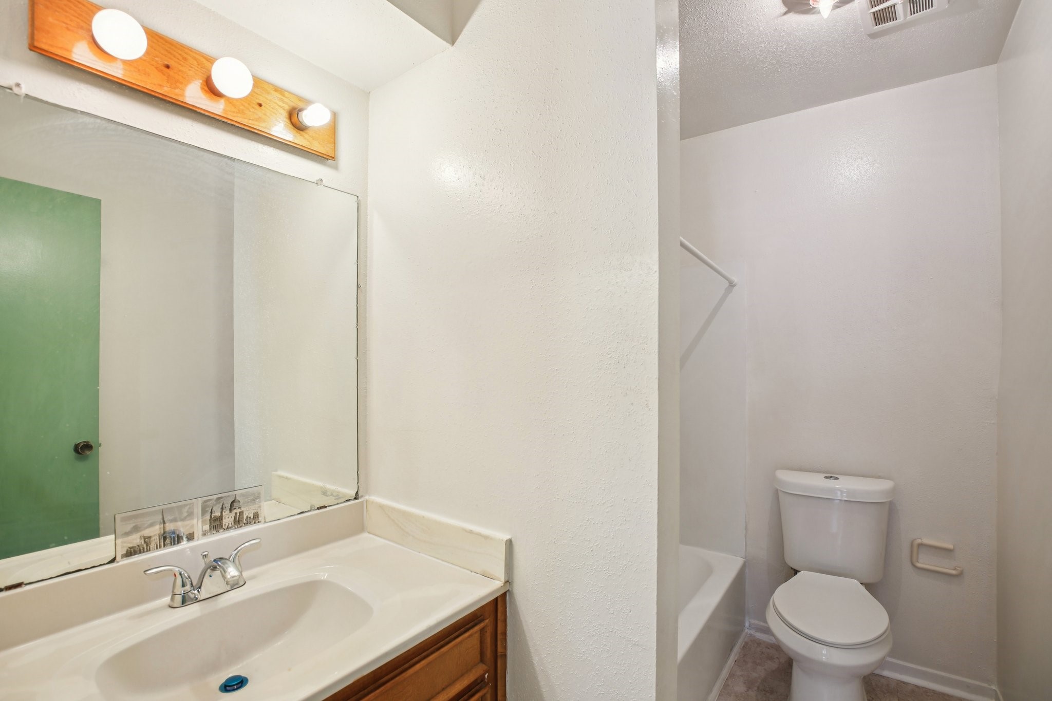 8379 La Roche Lane Houston, TX 77036 - Photo 25 of 28 Guest full bathroom