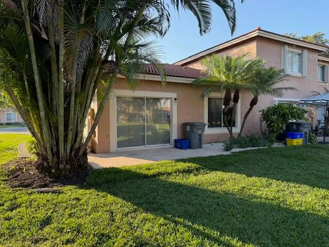 a view of a house with backyard and porch