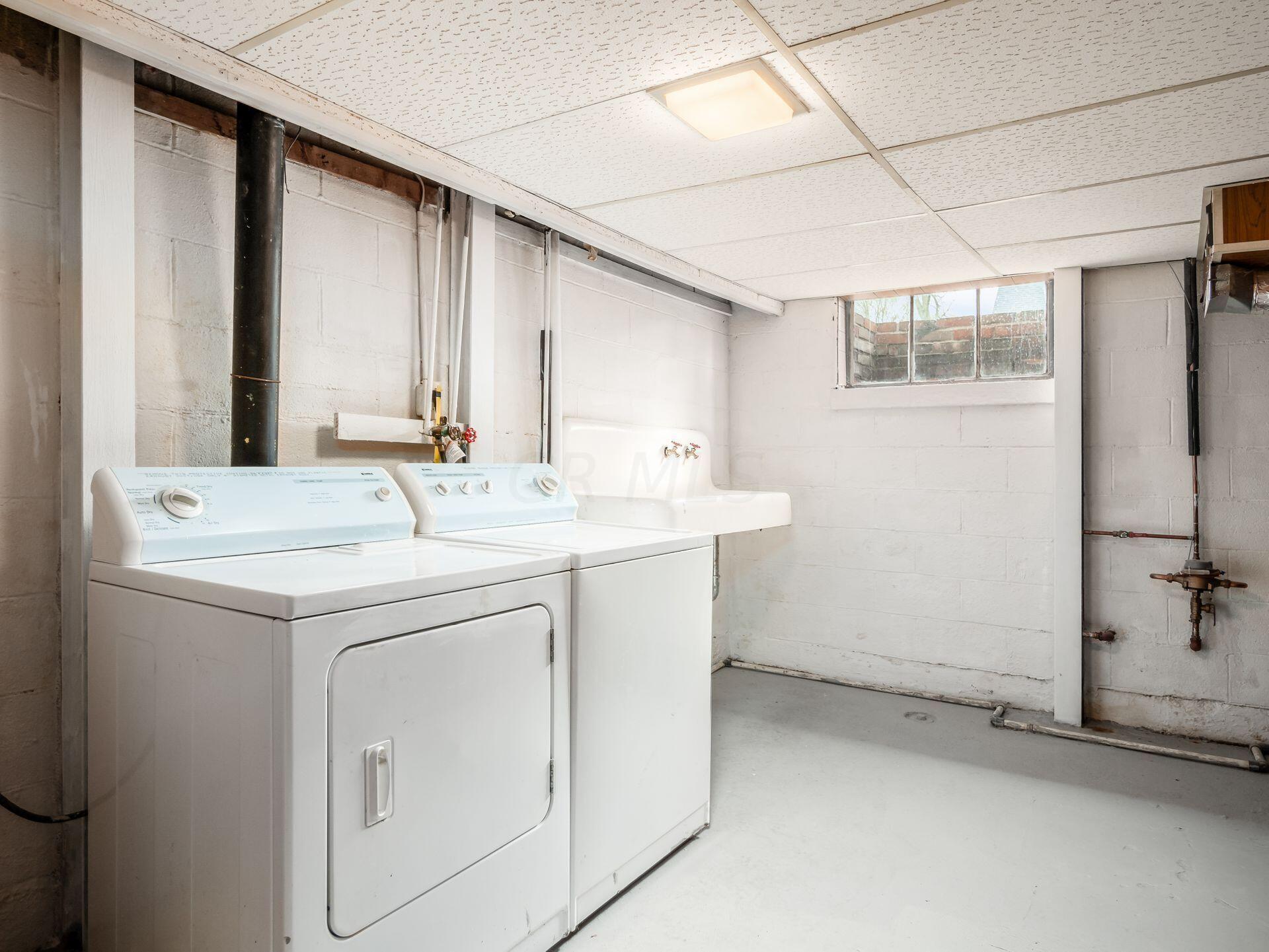 376 Chase Road Columbus, OH 43214 - Photo 31 of 82 Laundry Room