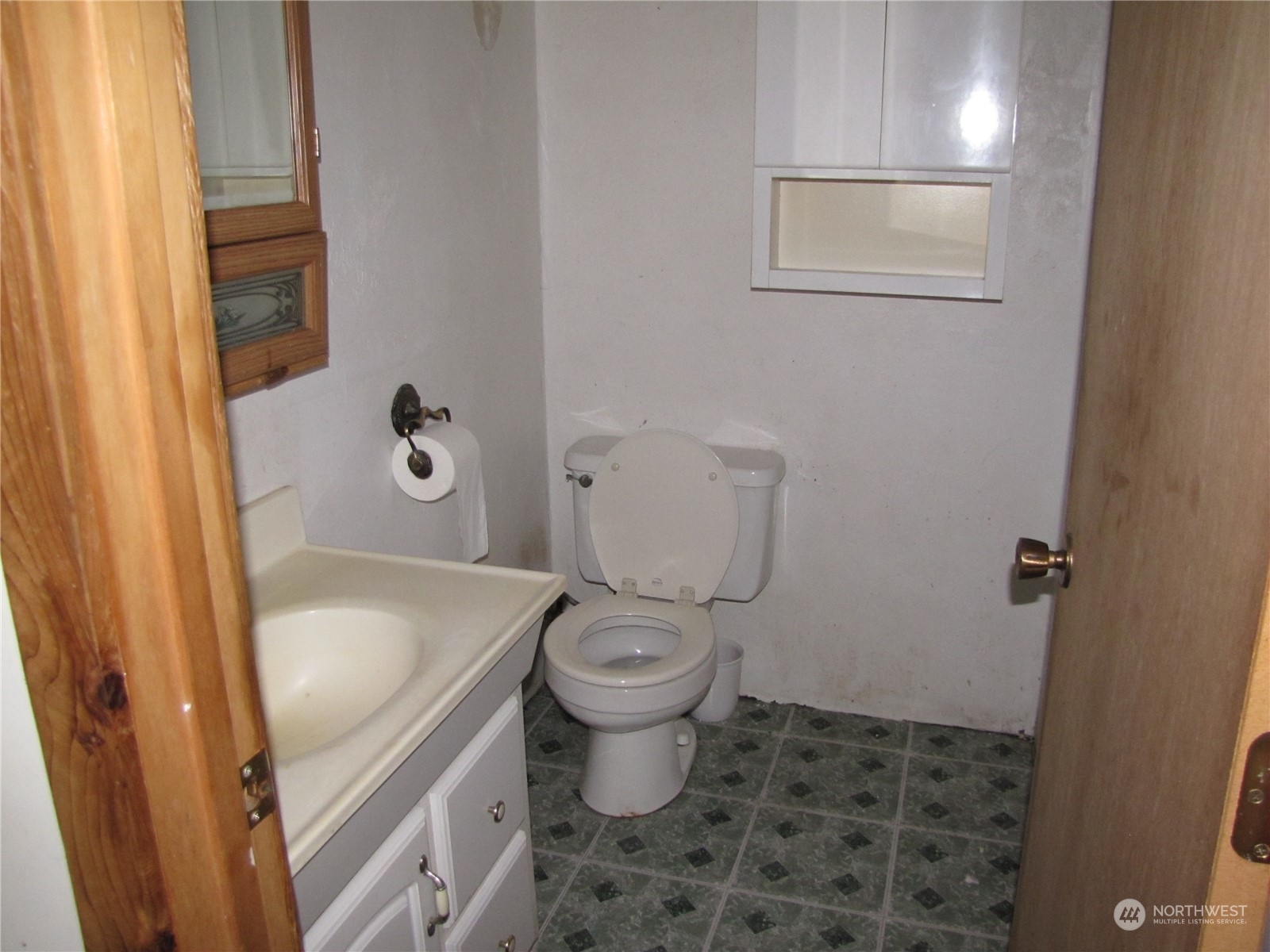 252 Lavender Ridge Lane Sequim, WA 98382 - Photo 14 of 28 a bathroom with a sink toilet and shower