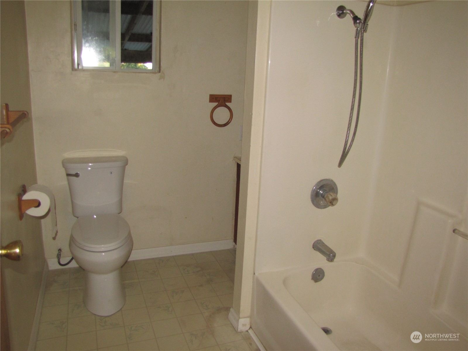 252 Lavender Ridge Lane Sequim, WA 98382 - Photo 9 of 28 a bathroom with a toilet and shower