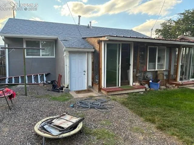 a view of a house with backyard