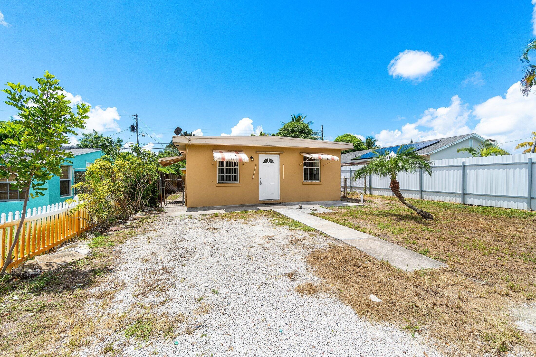 1228 Highview Road Lake Worth, FL 33462 - Photo 2 of 33 002-1228HighviewRoad-Lantana-FL-33462-SM