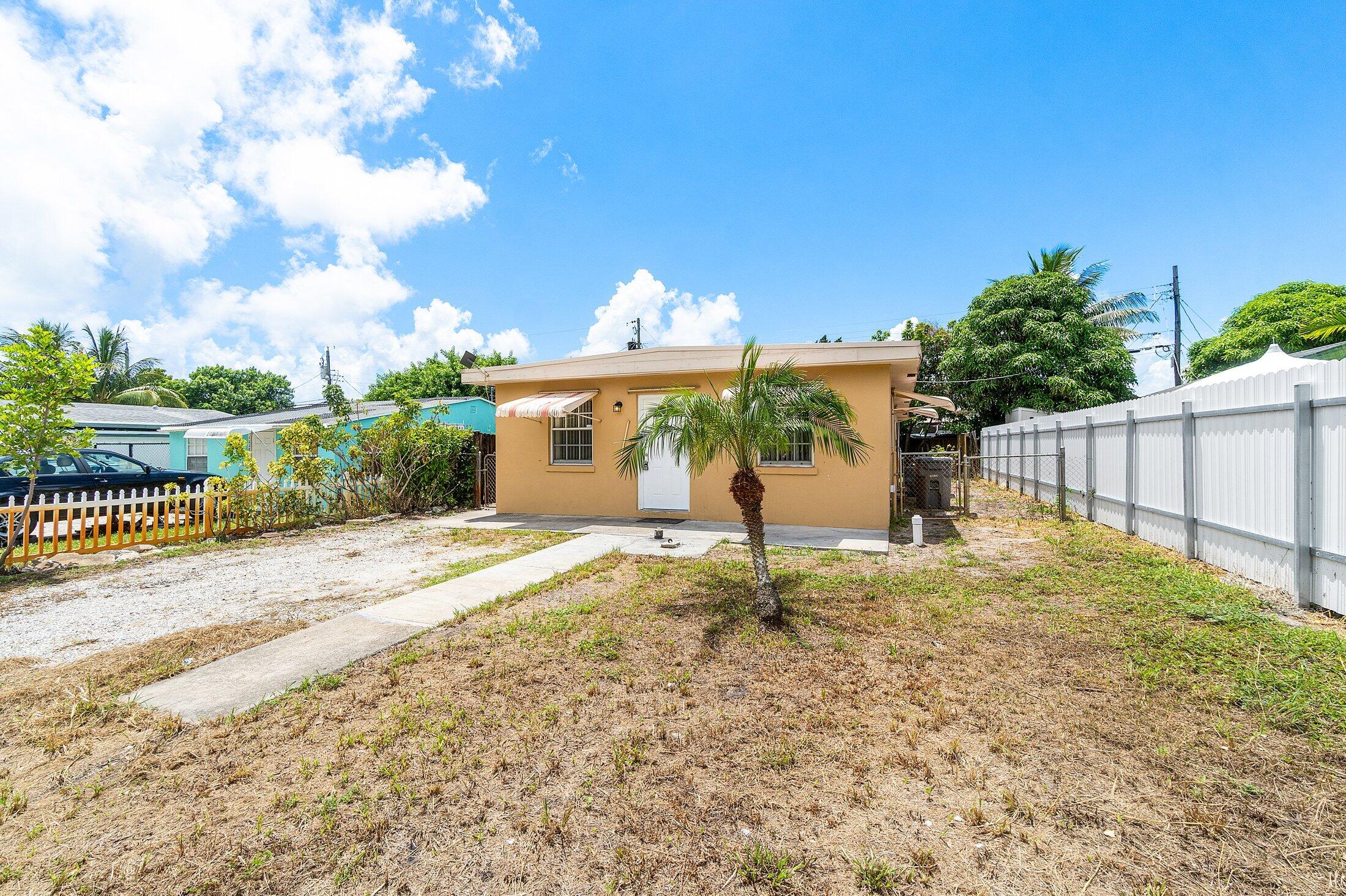 1228 Highview Road Lake Worth, FL 33462 - Photo 3 of 33 003-1228HighviewRoad-Lantana-FL-33462-SM