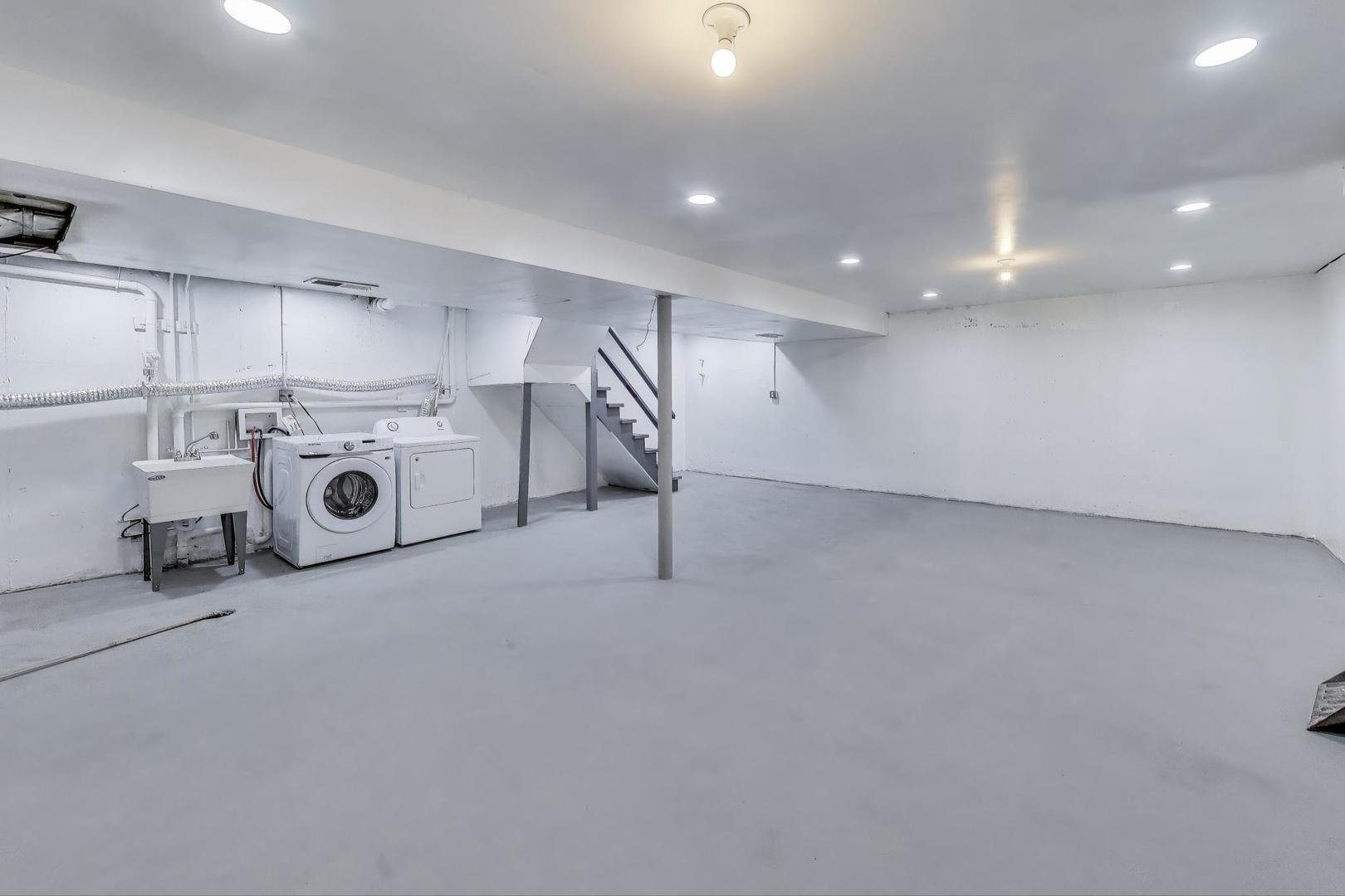 2019 Georgetown Lane, Unit 2019 Waukegan, IL 60085 - Photo 26 of 31 a view of a livingroom with washer and dryer