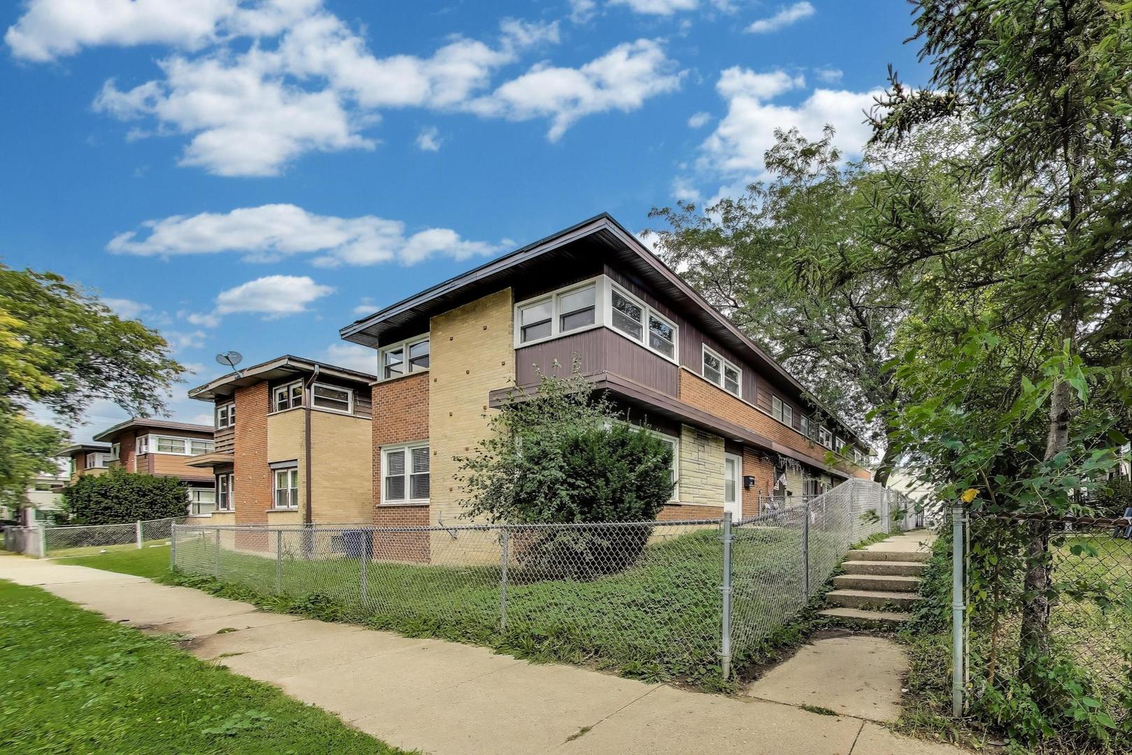 2019 Georgetown Lane, Unit 2019 Waukegan, IL 60085 - Photo 3 of 31 a front view of a house with a garden
