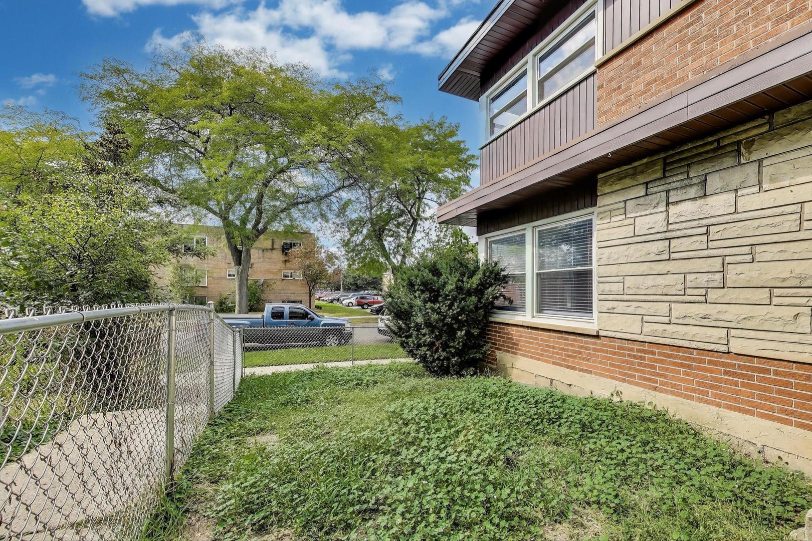 2019 Georgetown Lane, Unit 2019 Waukegan, IL 60085 - Photo 5 of 31 a view of back yard of the house