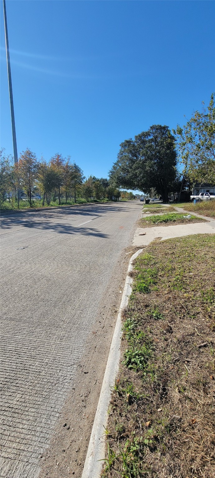 917 North Loop Houston, TX 77022 - Photo 3 of 5