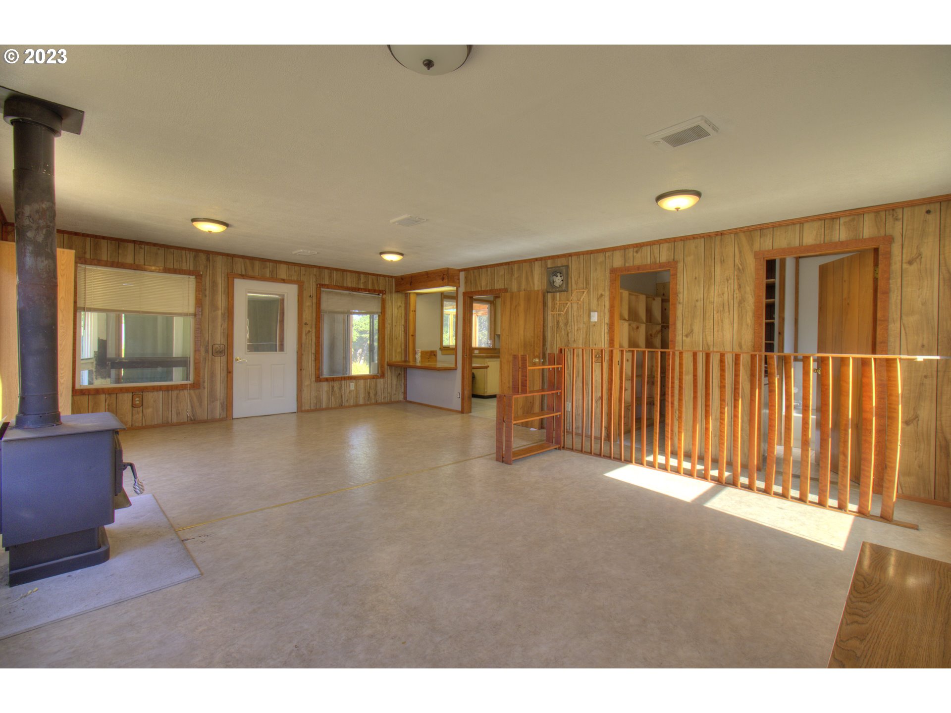 94553 Shadow Lane Gold Beach, OR 97444 - Photo 10 of 32 Living Room