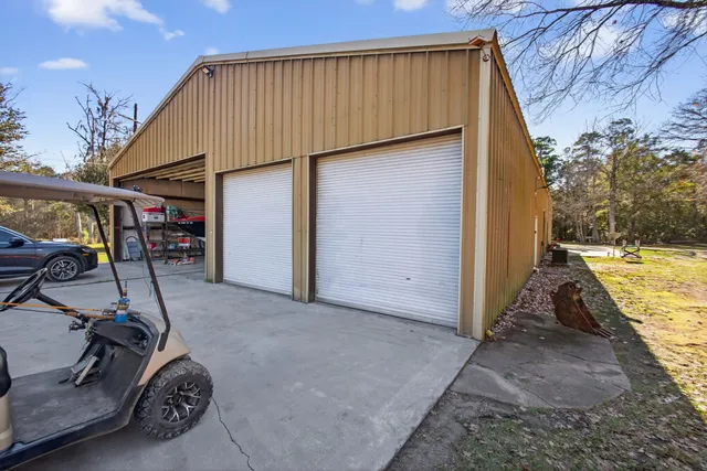 a view of a house with backyard