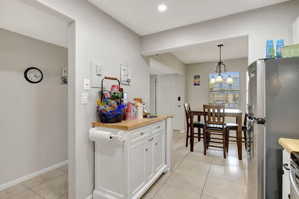 $2,100 | 777 South Federal Highway, Unit 202H, Pompano Beach, FL 33062