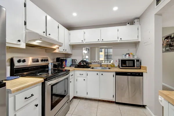 $2,100 | 777 South Federal Highway, Unit 202H, Pompano Beach, FL 33062