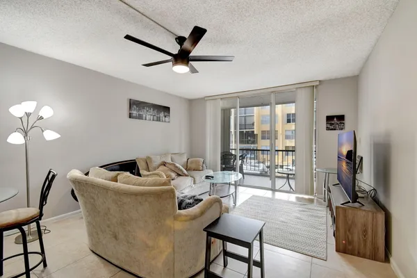 $2,100 | 777 South Federal Highway, Unit 202H, Pompano Beach, FL 33062