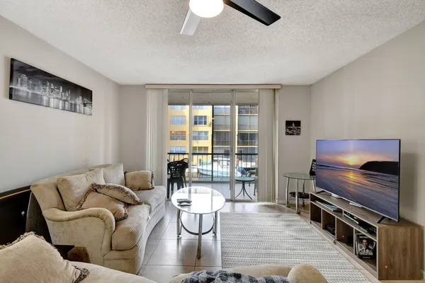 $2,100 | 777 South Federal Highway, Unit 202H, Pompano Beach, FL 33062
