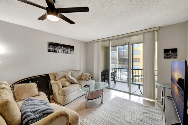 $2,100 | 777 South Federal Highway, Unit 202H, Pompano Beach, FL 33062