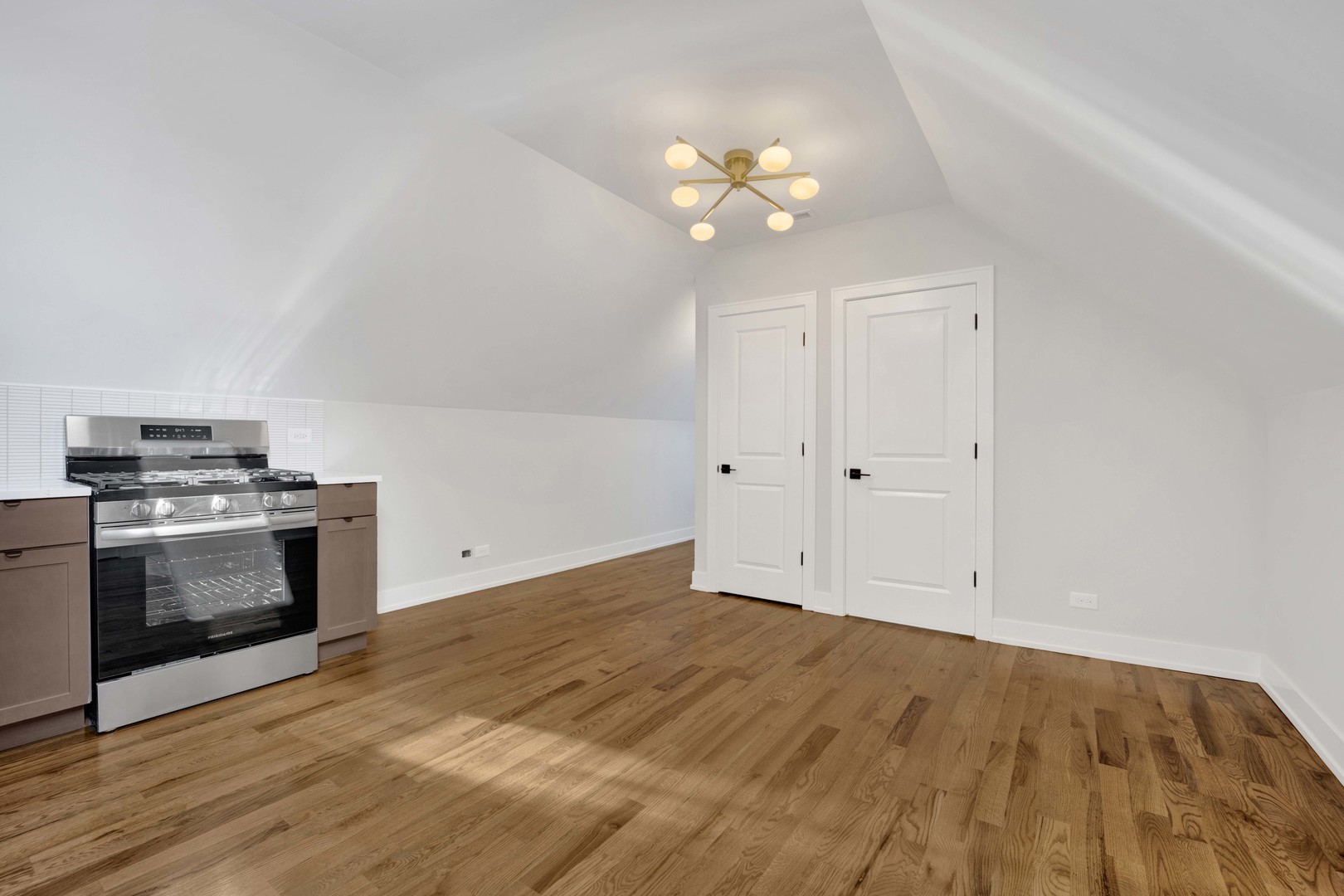 3300 West Pershing Road, Unit 3R Chicago, IL 60632 - Photo 6 of 11 a view of kitchen with stove and microwave