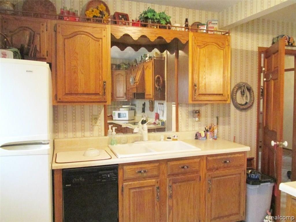 17461 28 Mile Road Ray, MI 48096 - Photo 15 of 21 28 - OAK CAB.jpg