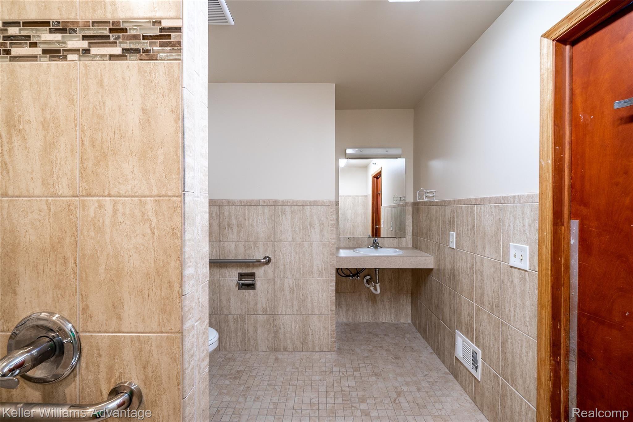 33729 Mulvey Road Fraser, MI 48026 - Photo 25 of 44 MulveyRd_33729_Full Bath A2.jpg