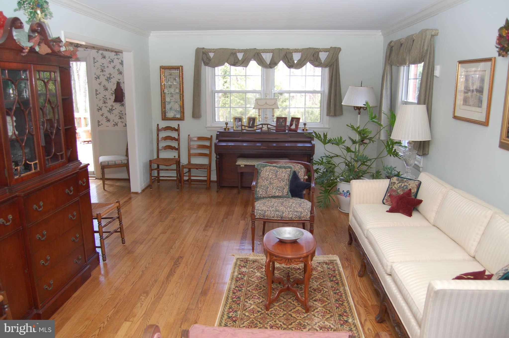 10 Briggs Court Silver Spring, MD 20906 - Photo 14 of 28 Living Room