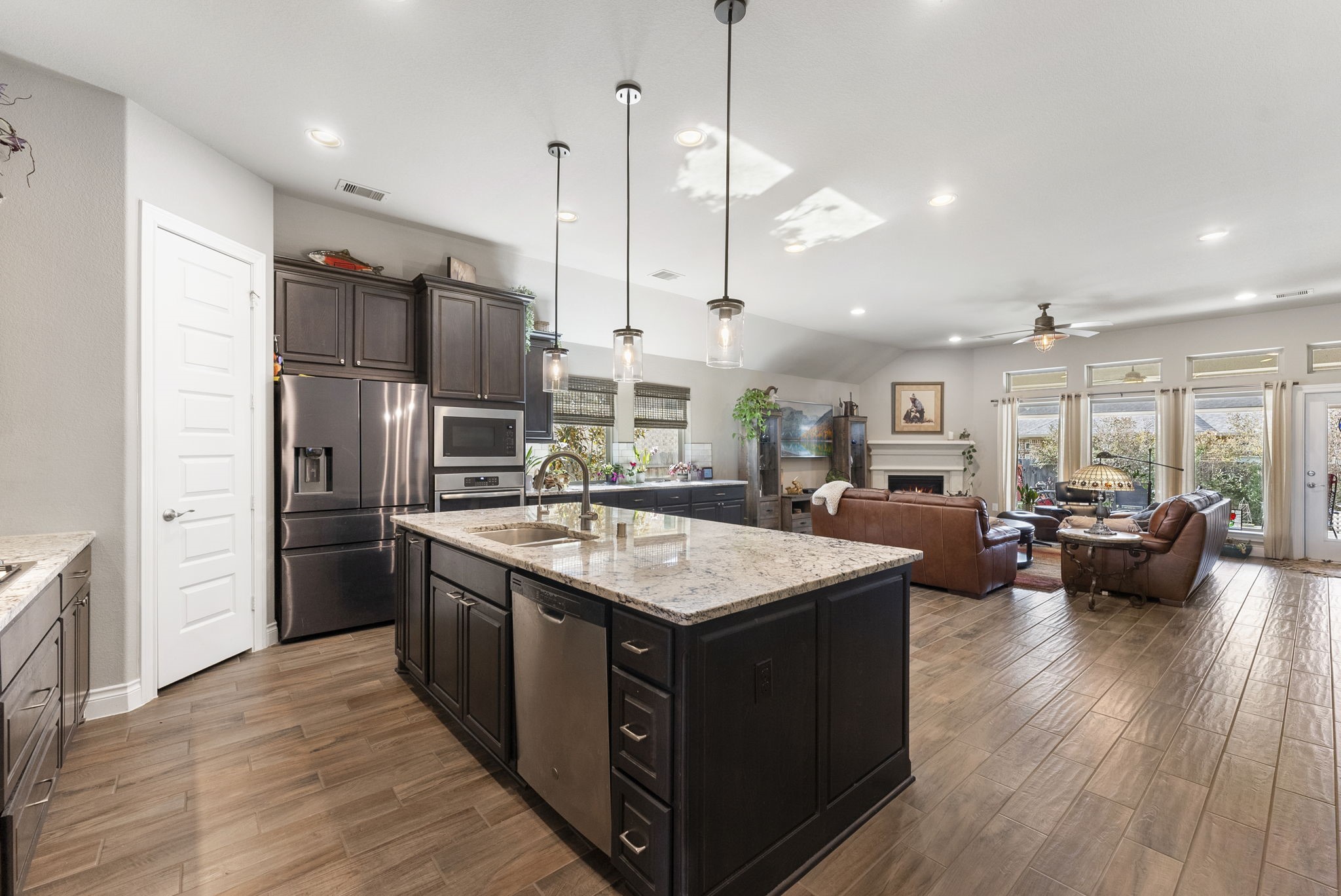 143 Trillium Park Loop Conroe, TX 77304 - Photo 3 of 33