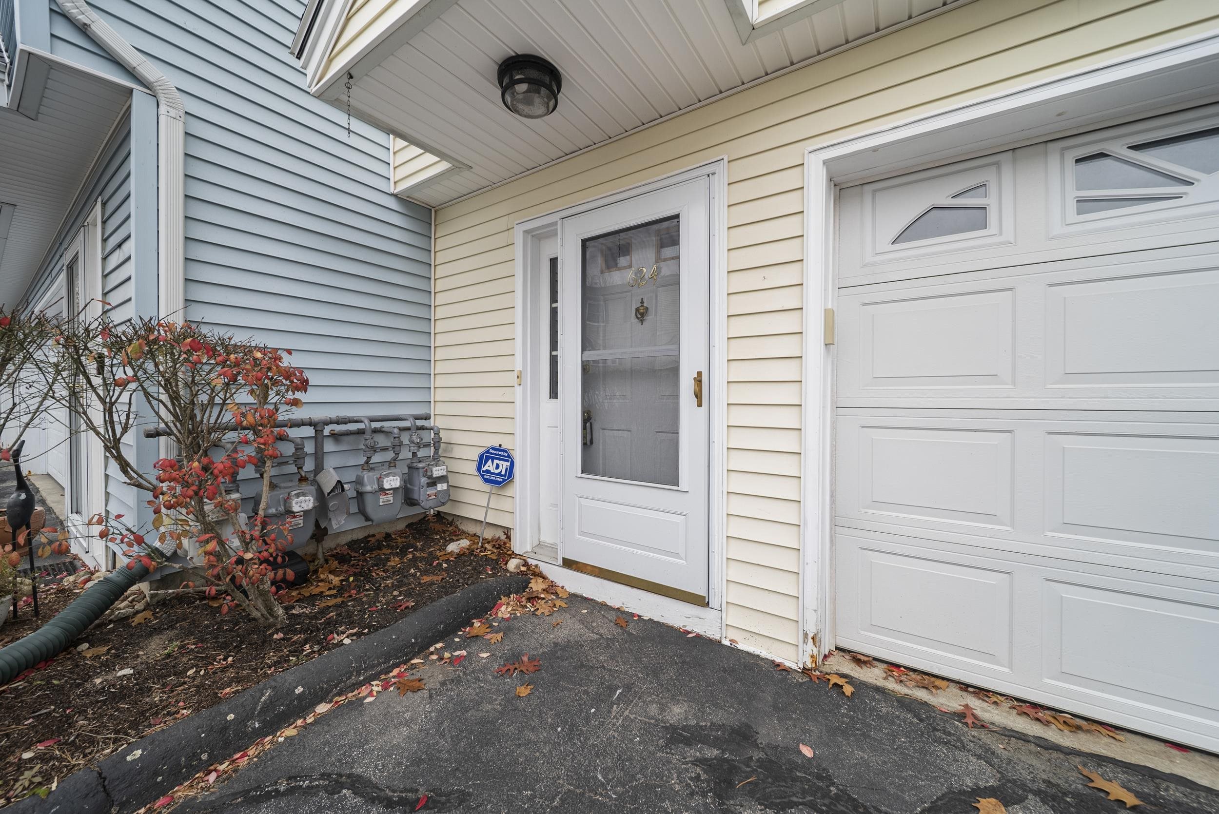624 Hackett Hill Road Manchester, NH 03102 - Photo 4 of 38
