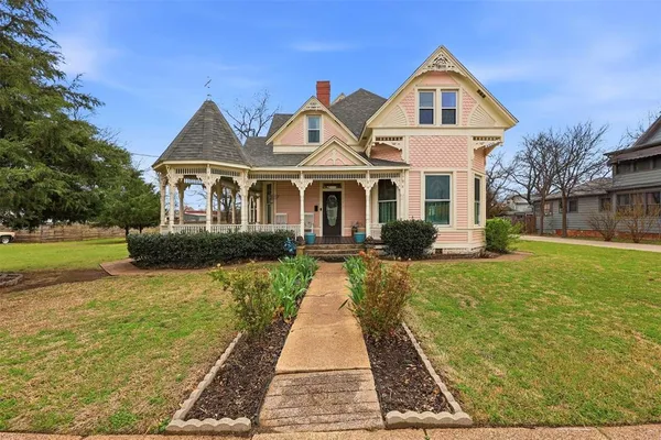 $450,000 | 306 East Tarrant Street, Bowie, TX 76230