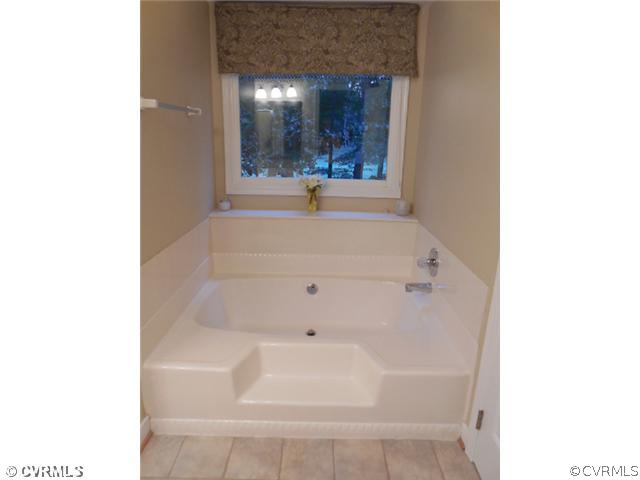 13904 Sagebrook Road Midlothian, VA 23112 - Photo 11 of 19 a bath tub sitting in a bathroom
