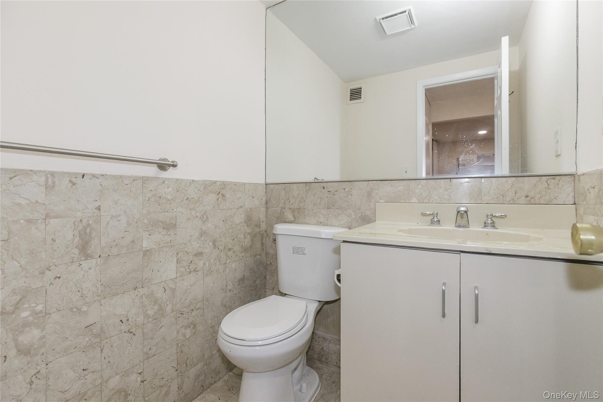 12 Bond Street, Unit 4C Great Neck, NY 11021 - Photo 17 of 34