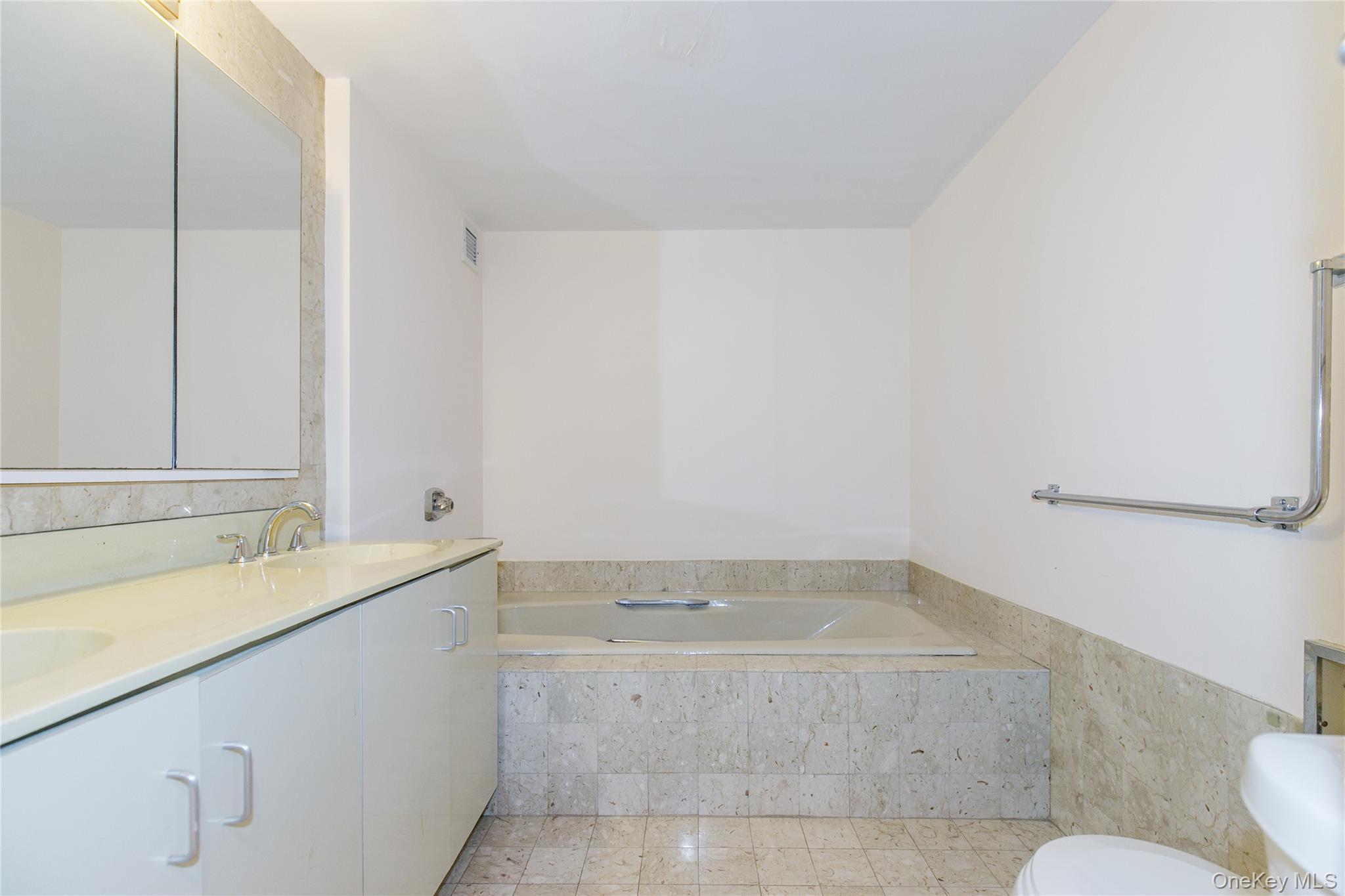 12 Bond Street, Unit 4C Great Neck, NY 11021 - Photo 24 of 34