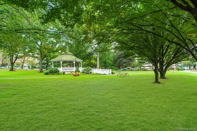 $5,800 | 12 Bond Street, Unit 4C, Great Neck, NY 11021