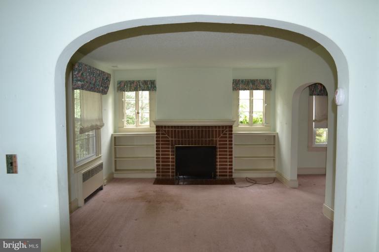 2207 South Road Baltimore, MD 21209 - Photo 1 of 7 Living Room