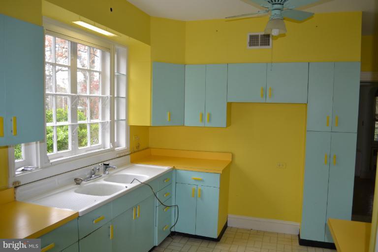 2207 South Road Baltimore, MD 21209 - Photo 5 of 7 Kitchen