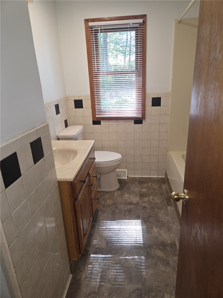 31 Lakeside Drive Hopkinton, RI 02832 - Photo 15 of 32