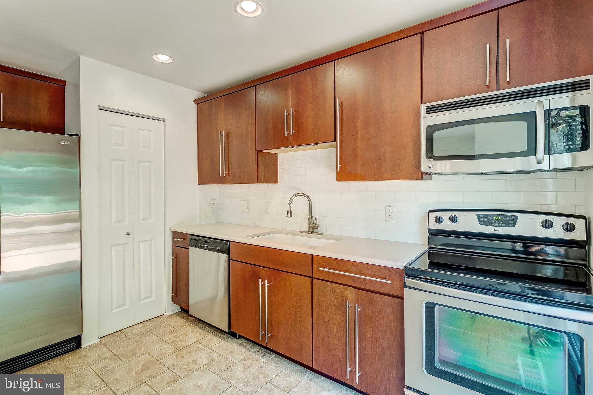 38 Powderock Place Baltimore, MD 21236 - Photo 13 of 42 Ceramic tile floors & back splash & pantry