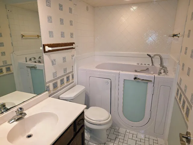 $249,900 | 1-s150 Spring Road, Unit 5B, Oak Brook, IL 60181