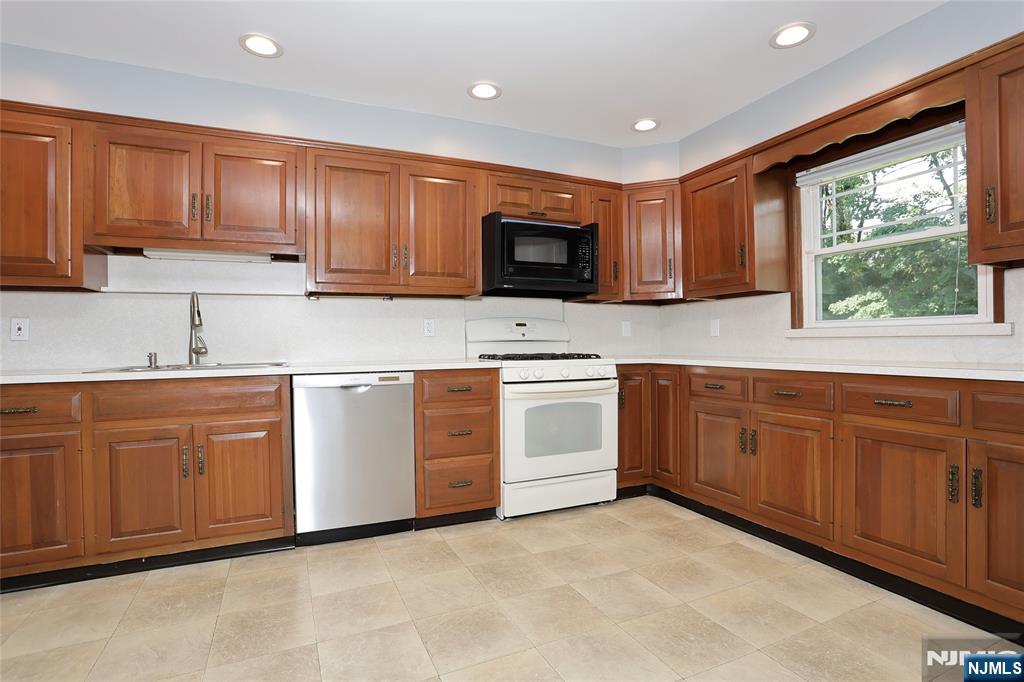 28-19 Warren Road Fair Lawn, NJ 07410 - Photo 10 of 41 Gallery Image 10