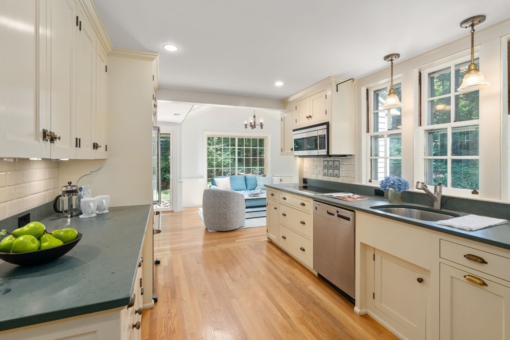 41 Locust Avenue Lexington, MA 02421 - Photo 9 of 34
