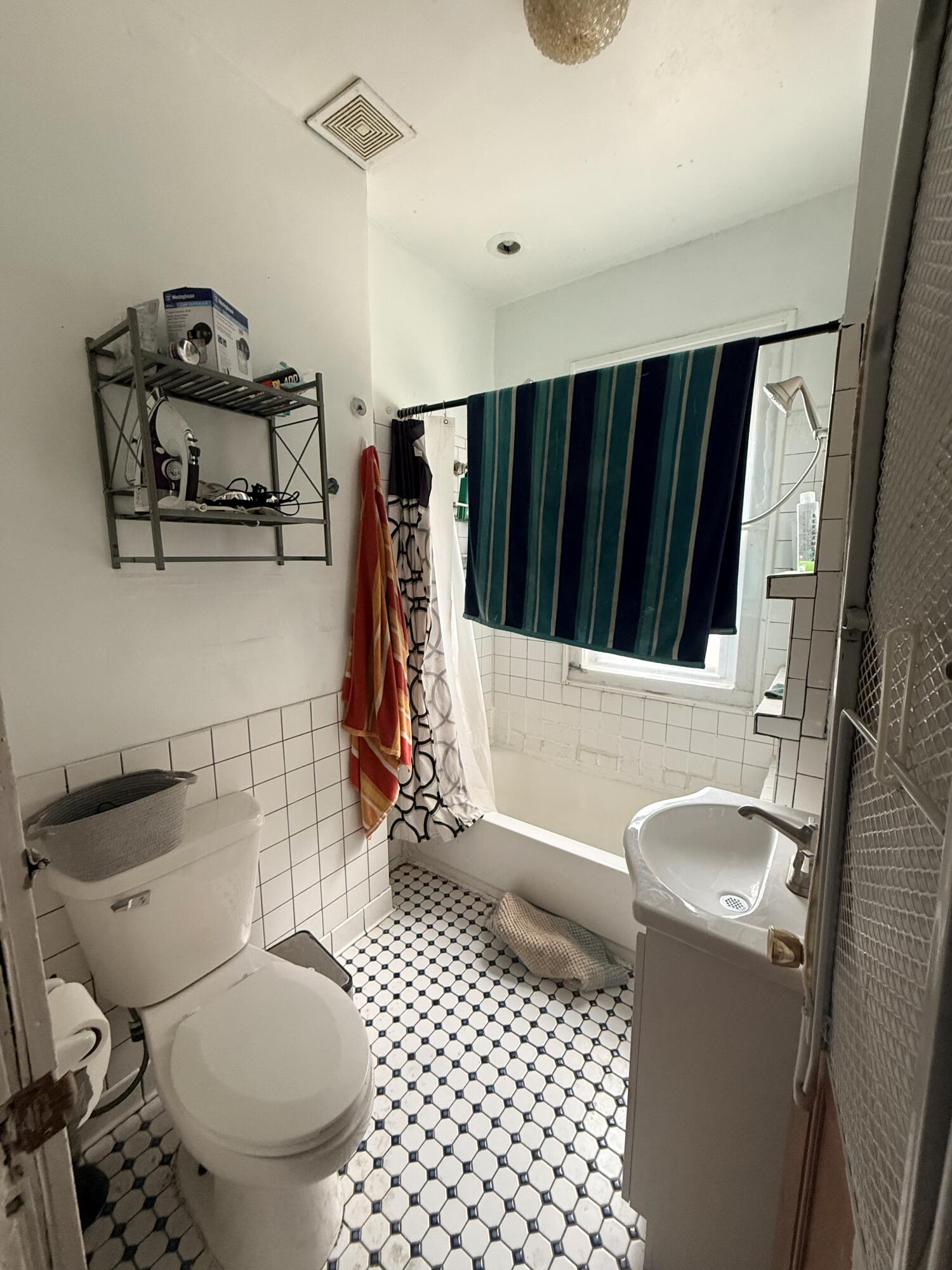 807 South 29th Street, Unit 809 Milwaukee, WI 53215 - Photo 13 of 29 Upper Bath