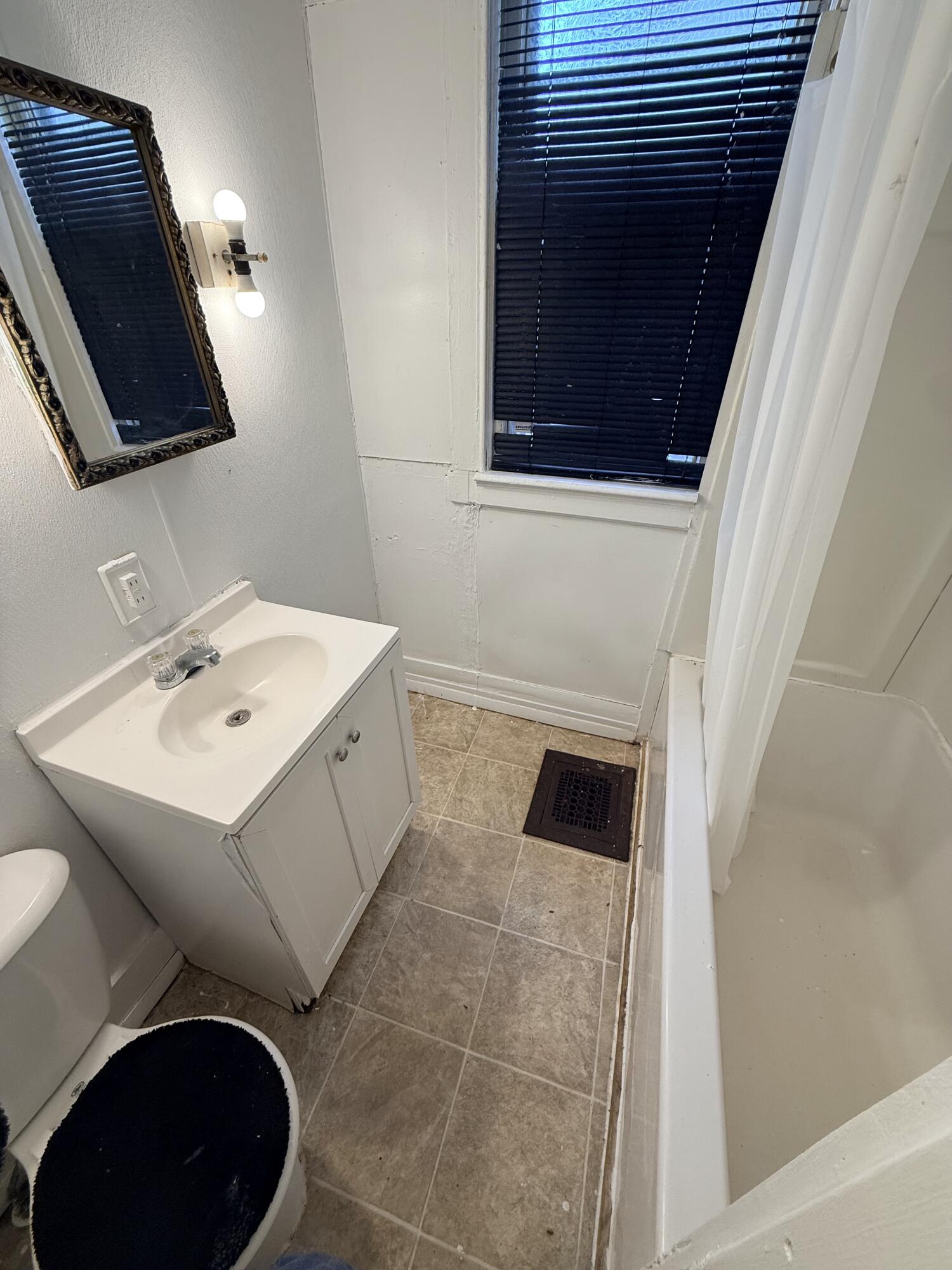 807 South 29th Street, Unit 809 Milwaukee, WI 53215 - Photo 16 of 29 Lower Bath